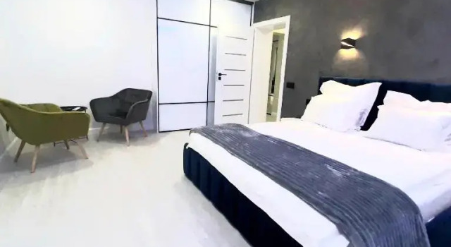 Tryohkomnatnyj Lyuks, centr, ploshchad' Pobedy, CHernyahovskogo 10A, Kolibri#10A Apartments