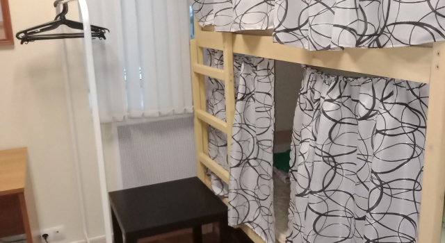 Seng i sovesal med udsigt over gårdspladsen Milan Hostel