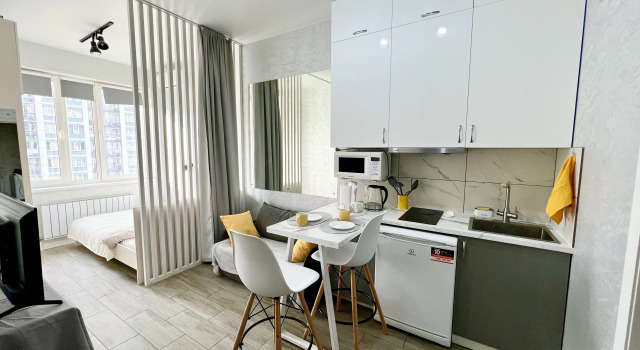 Svetlaya i Uyutnaya Studiya v Tsentre Goroda Flat