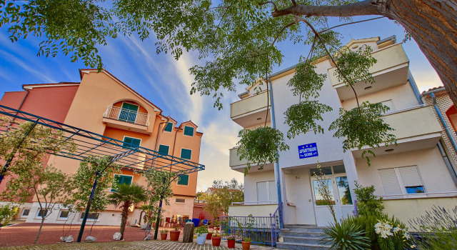 Pansion Hrga Guest House, 예약 게스트하우스 Vodice의 게스트하우스, 게스트하우스