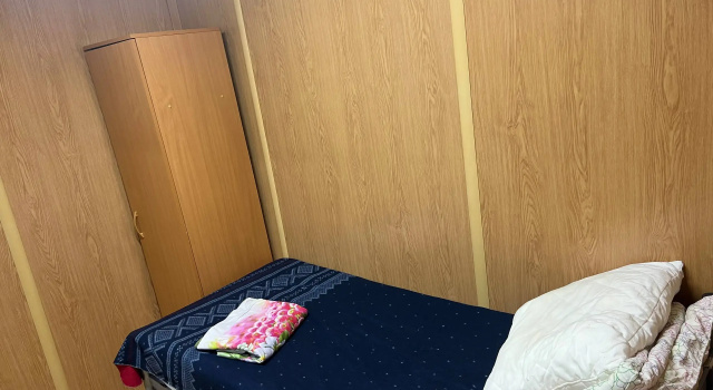Кровать в общем номере Отель Нева