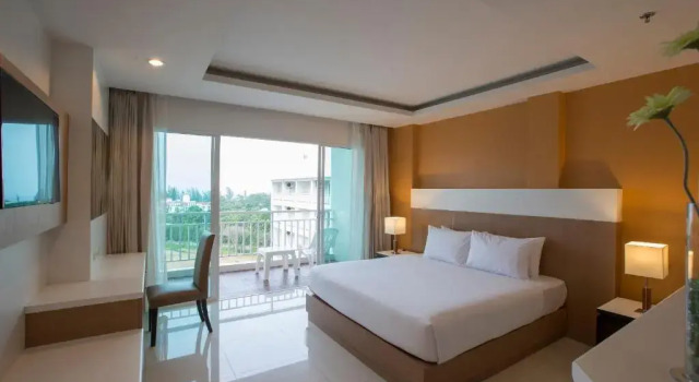 Двухместный номер Deluxe с балконом и с видом на бассейн Отель Chanalai Hillside