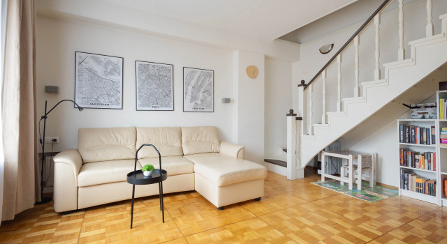 Dvuhetajnaya treshka s mansardoi u metro Voikovskaya. Gostemaniya Flat, Boek Appartement SAO Area Moskou, in de buurt van Voykovskaya Metro Station