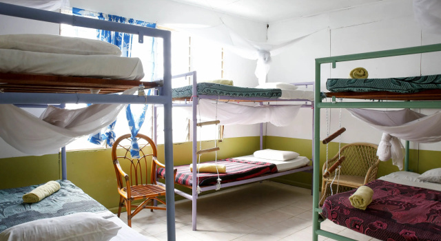Кровать в общем номере Vatia Beach Eco Lodge