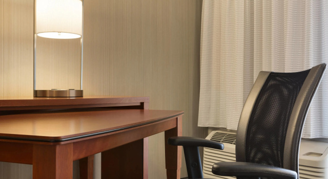 Четырёхместный номер Standard Courtyard by Marriott Champaign