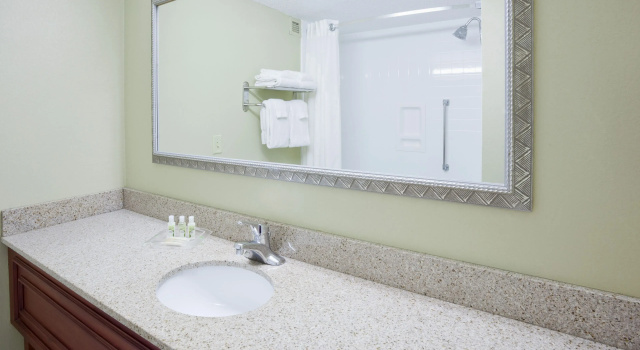 Четырёхместный номер Standard Holiday Inn & Suites St. Cloud by IHG
