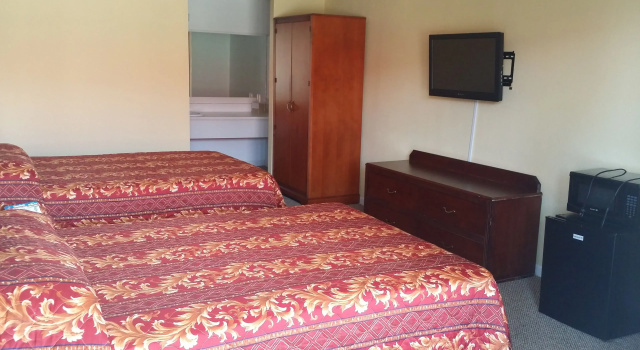 Четырёхместный номер Standard West Texas Inn & Suites with Kitchenette