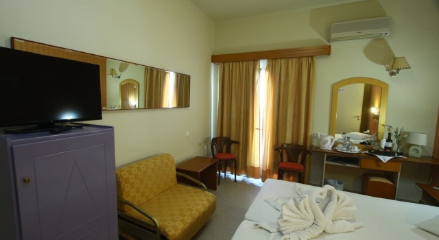 Трёхместный номер Standard с балконом и с видом на город Mantas Hotel
