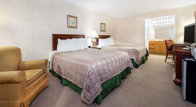 Четырёхместный номер Standard Howard Johnson Burlington