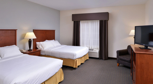 Четырёхместный номер Standard Holiday Inn Express Hotel & Suites Sioux Falls At Empire Mall by IHG