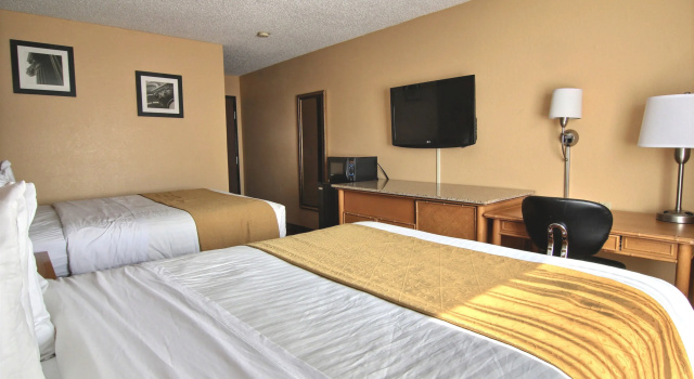 Четырёхместный номер Standard Quality Inn Hall of Fame