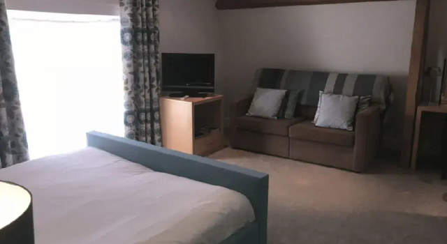 Семейный полулюкс The Highworth Hotel